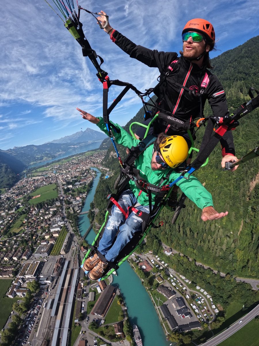 Passager bras ouverts au-dessus d'Interlaken
