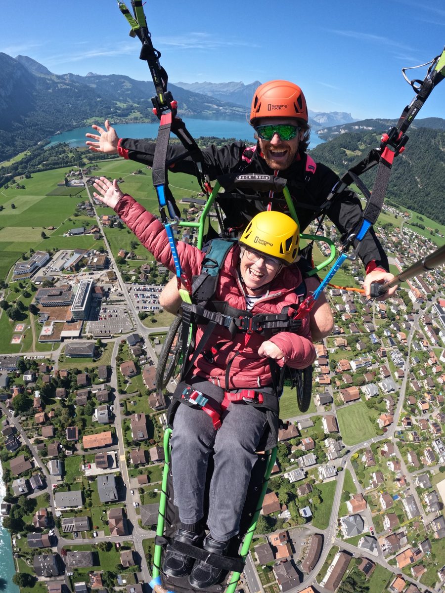 Passagère riant aux éclats en vol